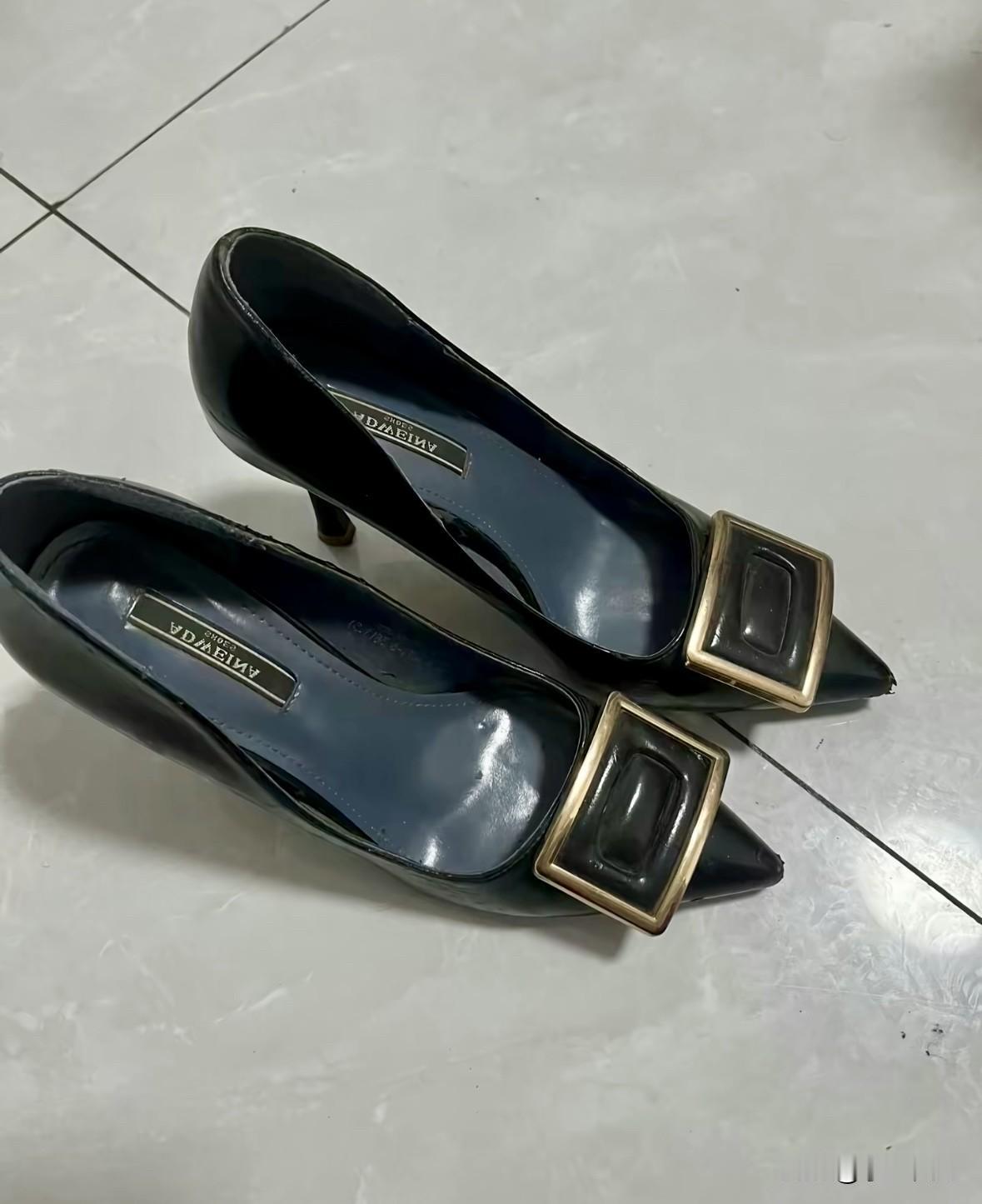 谁懂啊家人们！为了搭新裙子约会，特意穿了高跟鞋配丝袜，刚出门就后悔了！脚底滑得跟