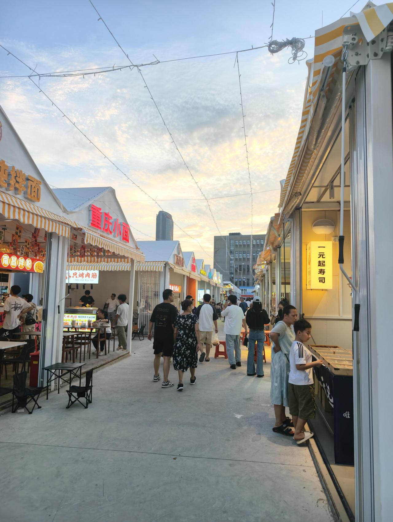 武汉现在哪条美食街人最多?现在武汉人气最旺、人流量最大的美食街分两类：游客人流顶