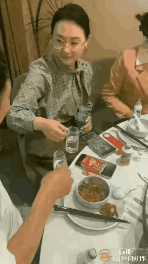 杯子不过瘾，还要瓶子来[笑着哭]