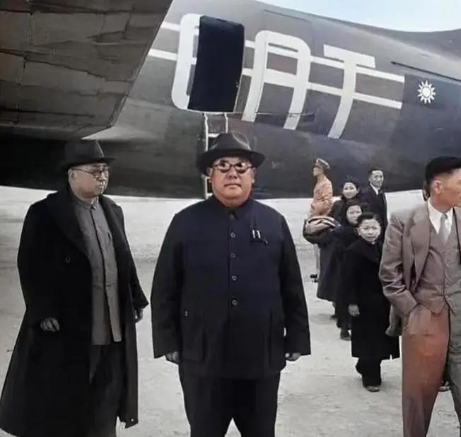 1949年，宁夏解放后，马鸿逵在乘机逃往台湾时，发现有两架国军野马式战斗机自后赶