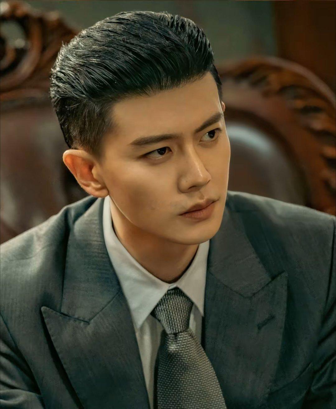 一觉睡醒，是不是全网都知道了，36岁的顶流男演员任嘉伦，今晚将有新剧《风与潮》在