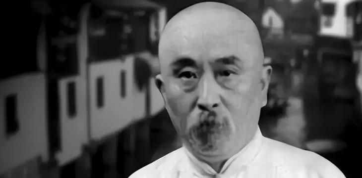 1910年，晚清神医自称梦到未来的新中国，没有租界和治外法权，到处高楼大厦，飞船