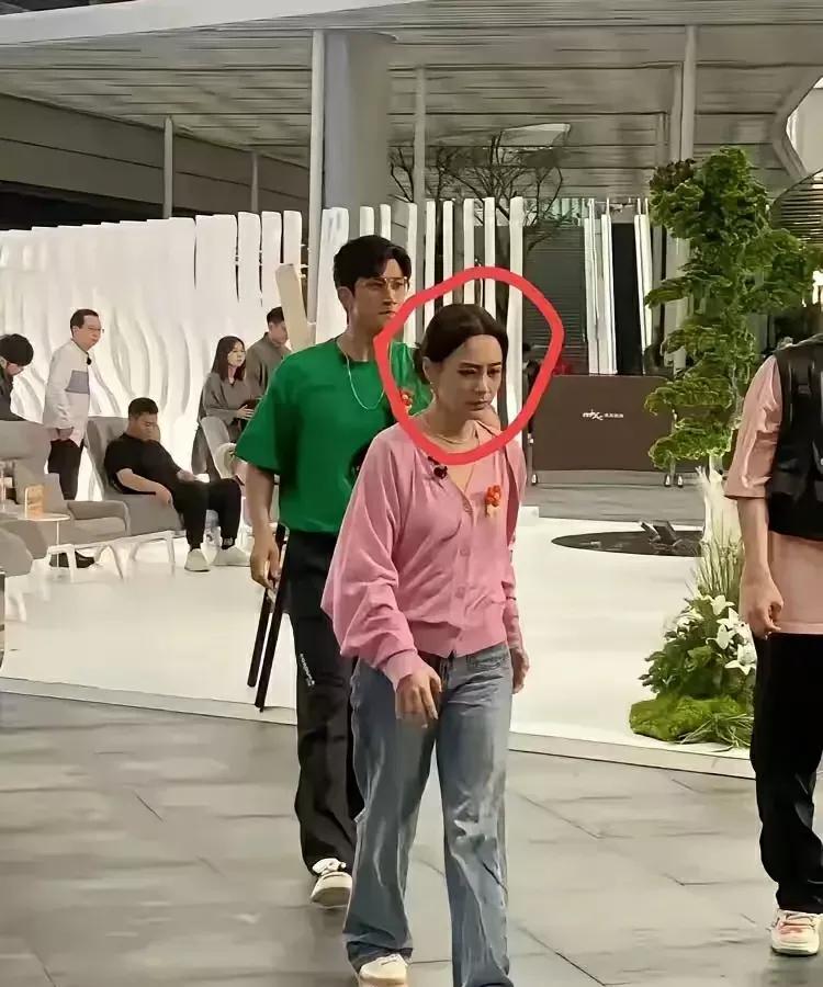阿娇钟欣桐真的大变样啊！素颜的她看上去好疲惫啊！像普通人一种，真的没什么区别。