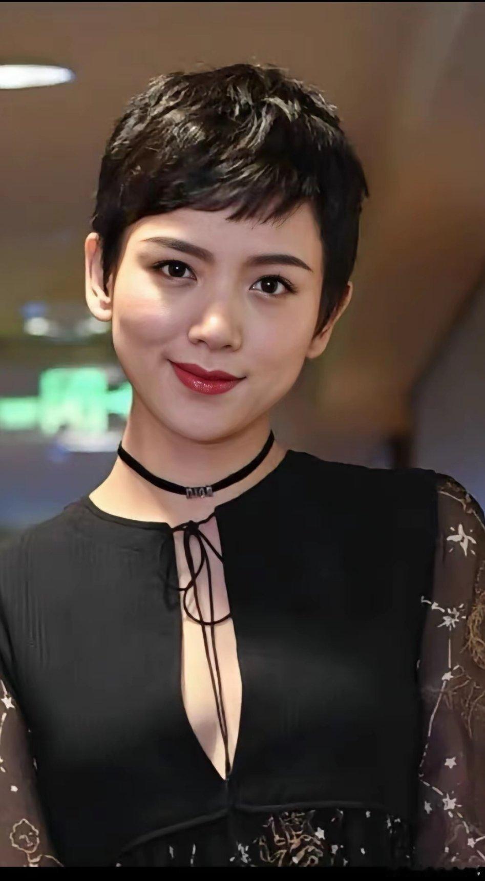 追星的同事跟我说，李晓峰和刘恺威分手是必然的，不是因为李晓峰身材不好，而是因为他