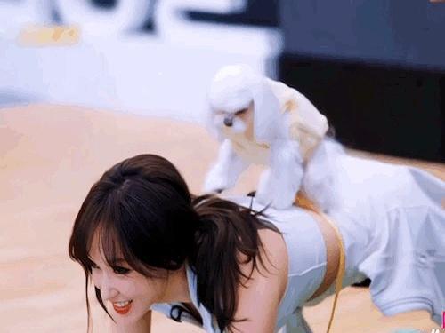 程潇后背上的“东西”，让全网不淡定了。她整个人俯趴在瑜伽垫上，后背拱起一道