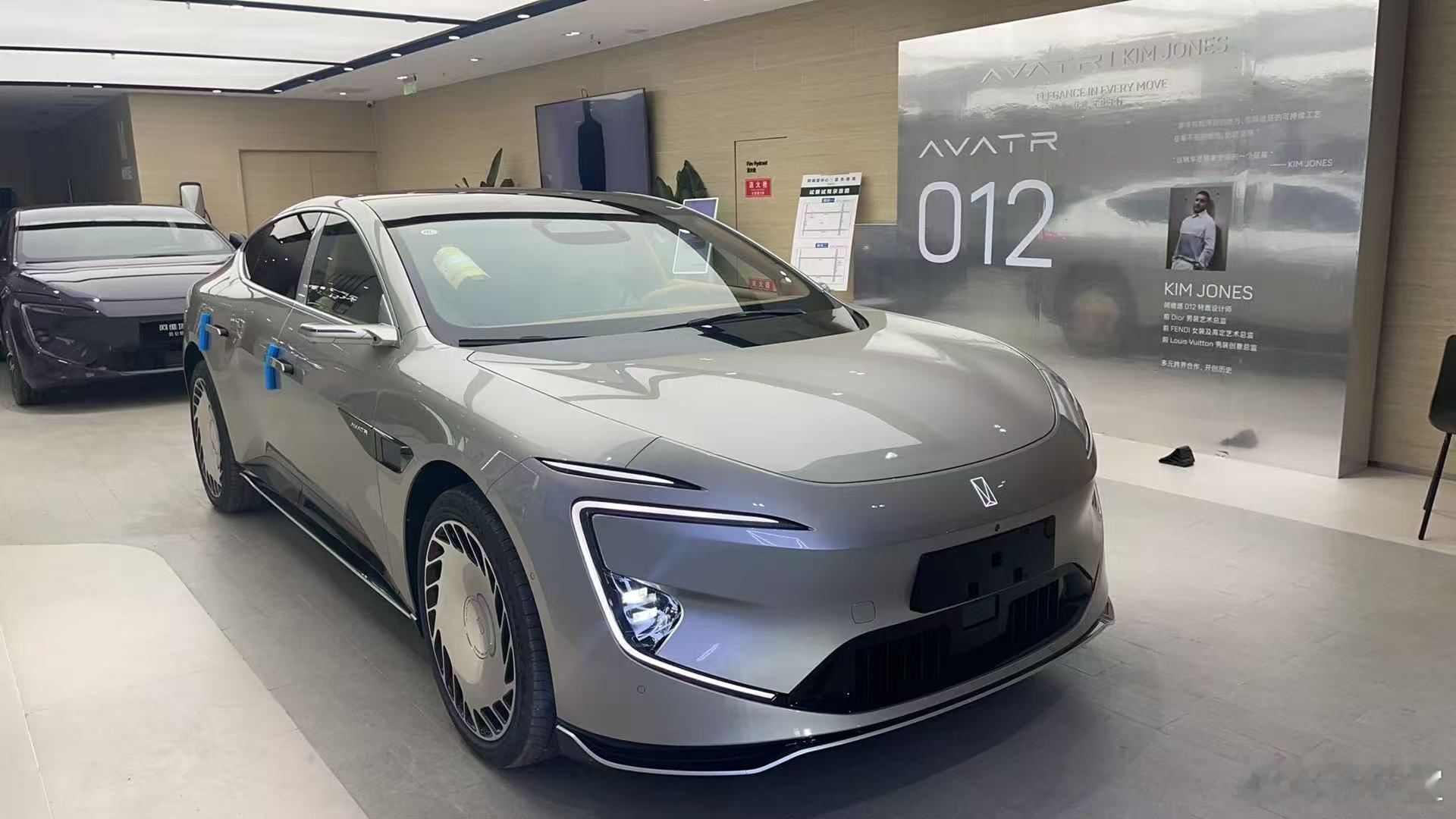 昨儿去看了看阿维塔012。售价近80万的高定版，U1S1颜值相当哇塞，侧面B柱还