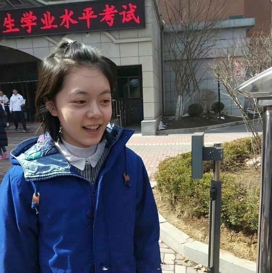 明星素颜照也是很抗打的，五官确实挺好看的，赵今麦这素颜照真的是已经可以吊打很多路人了，赵今麦这颜值在