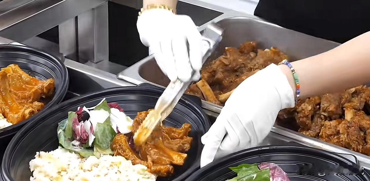 特斯拉老板马斯克说：无论车、火箭还是机器人，或者别的任何产品，最难的部分是量产制