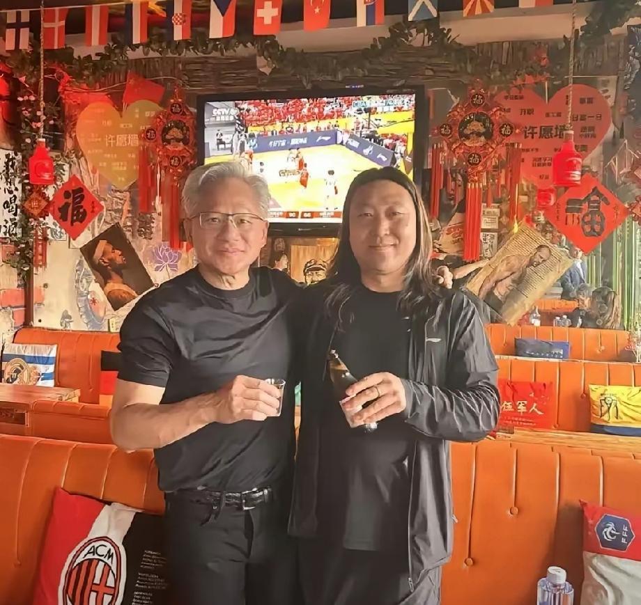 你看他笑容可掬，真诚握手的样子。你看他一双板鞋，也不知道裤子拉链是不是拉好的样