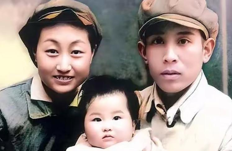 1938年，两名卧底夫妻假戏真做结为真夫妻，妻子牺牲后丈夫一生未娶，7年后原本牺