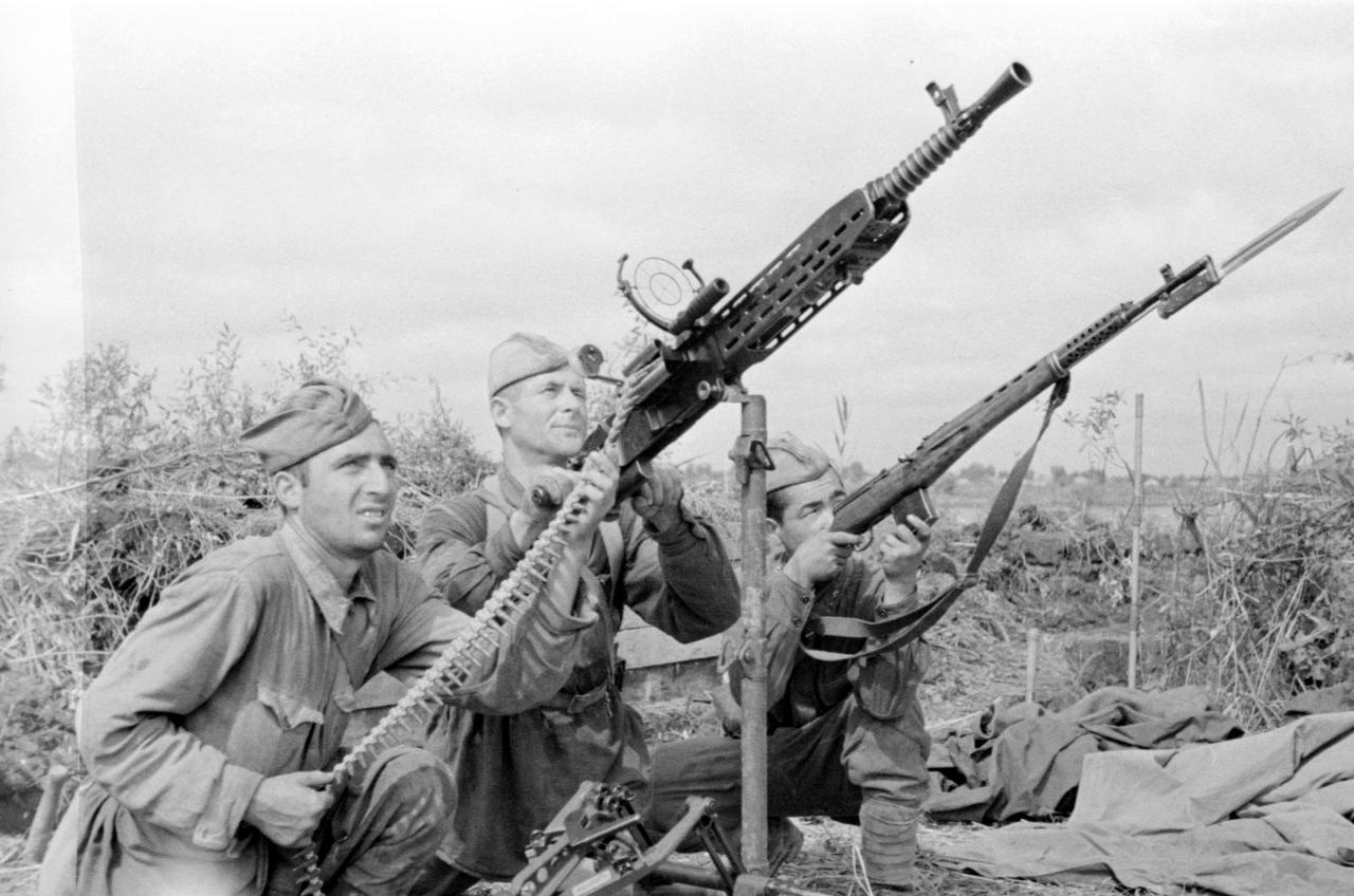 毛子缴获了机枪，马上就投入战斗——1942年，东线。苏军南方方面军的战士们正使