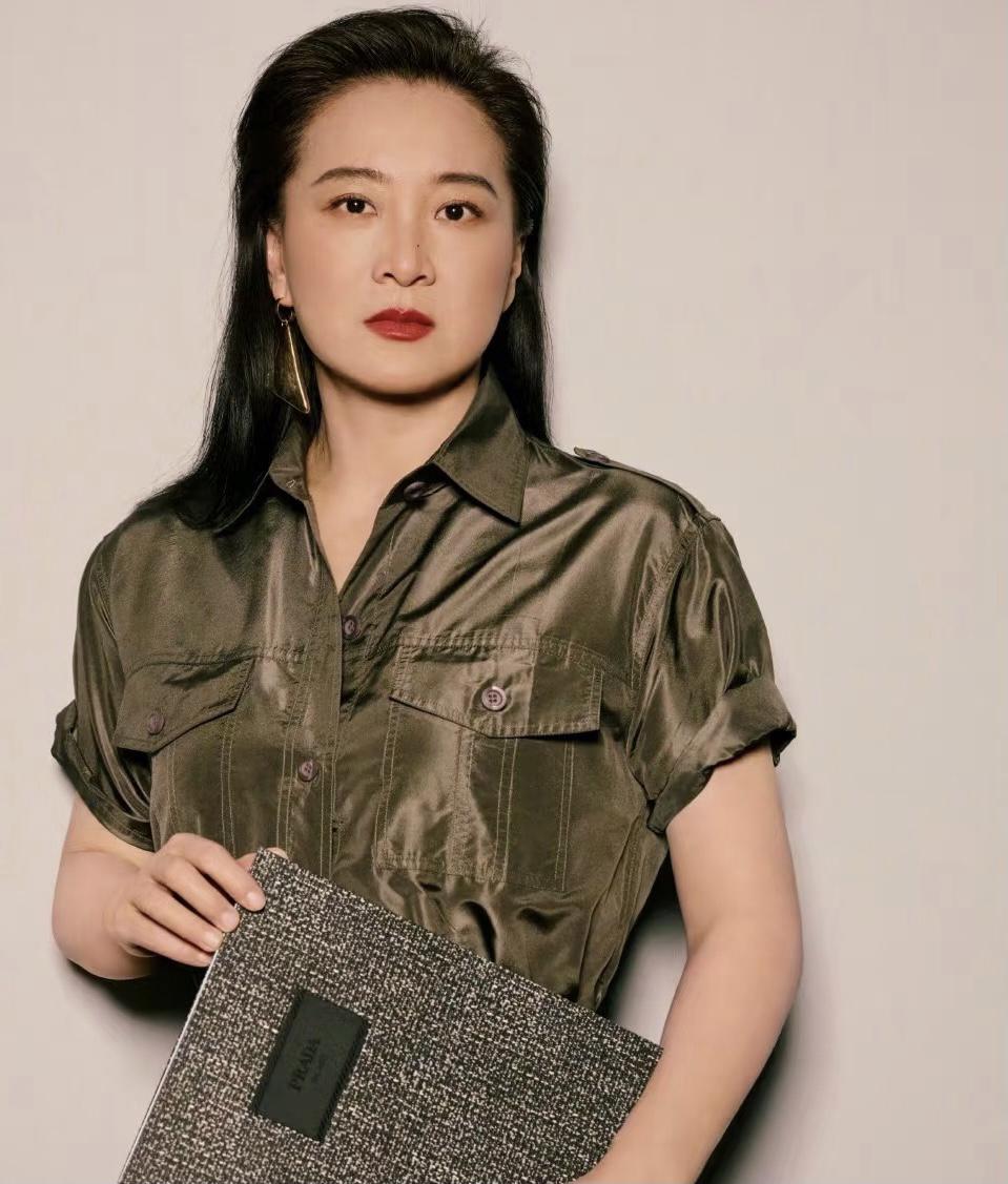 贾玲再次印证了，清醒活着的重要性，现在她43岁，没结婚没孩子，一日三餐少