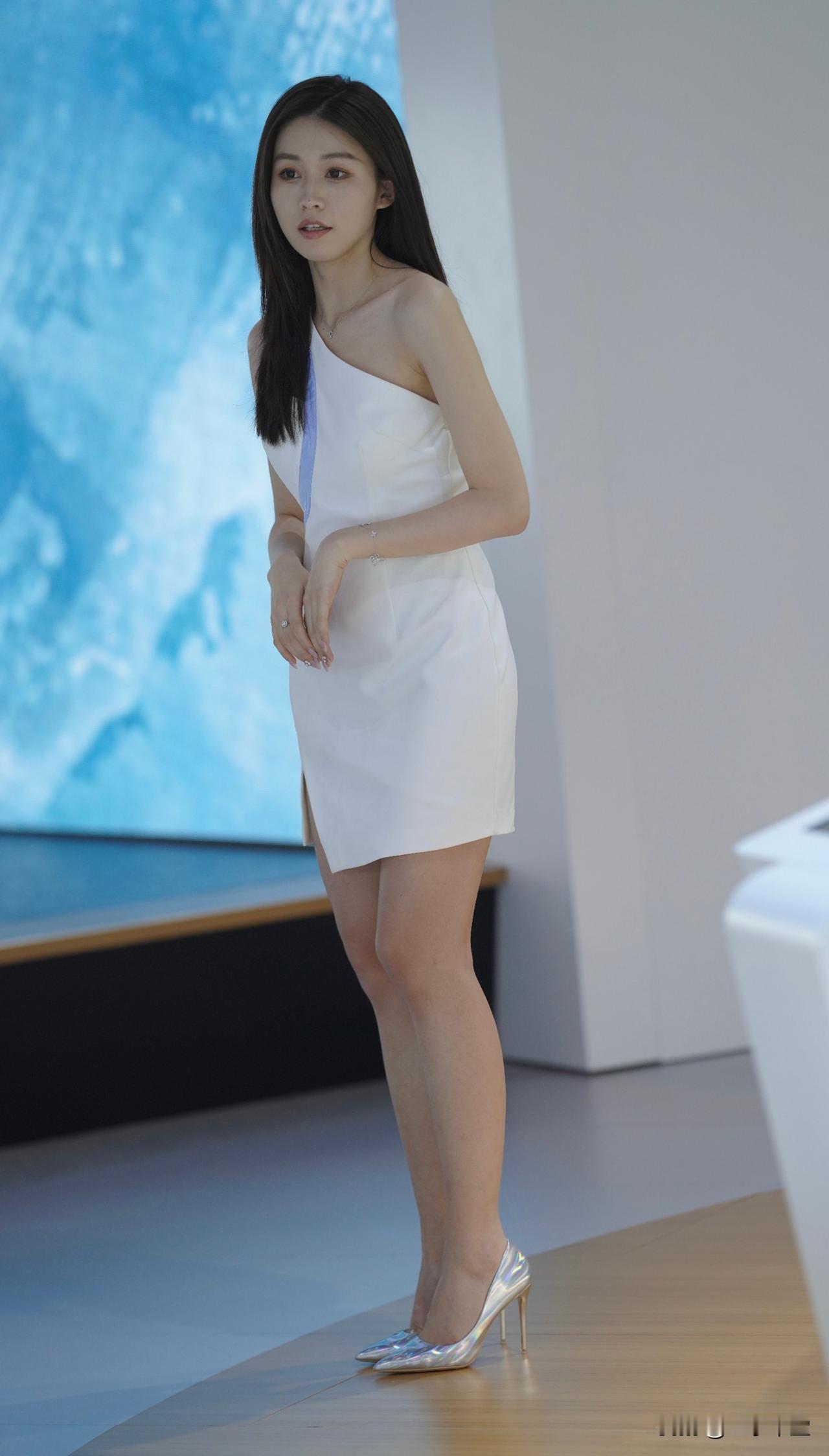 展上斜肩紧身裙搭配银色高跟鞋的美腿小姐姐!!!街拍
