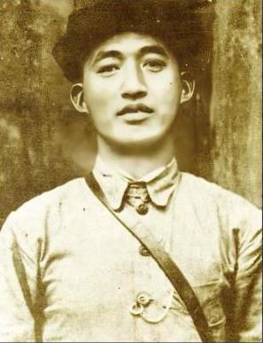 ☁1933年，红25军军长吴焕先率部途经家乡，路上遇到一具女尸，有人翻转身