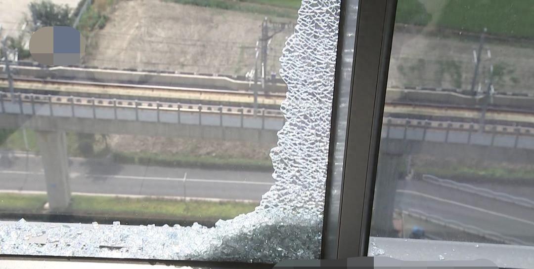 浙江海宁，20楼的落地窗突然炸裂，玻璃碎渣从天而降，砸中了五辆汽车，损失高达15