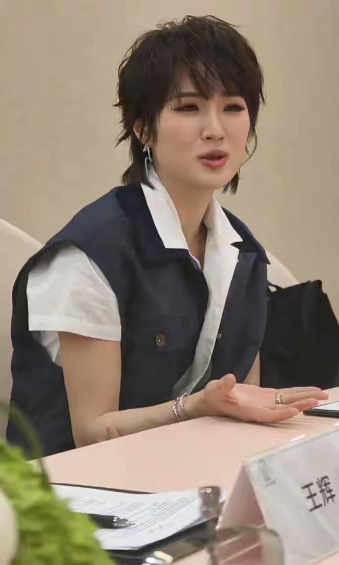 1月21日广州车展，姚安娜一现身就被媒体围住，问到“华为超4000员工选阿维塔”