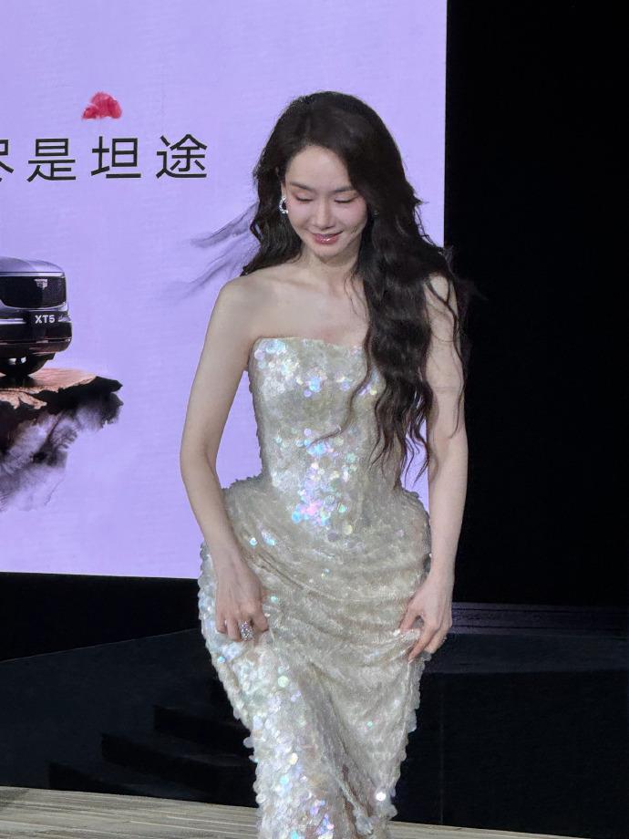 今天戚薇在桂林出席时尚活动，她这次搭配的很靓丽，看起来高贵又时尚。戚薇穿了一