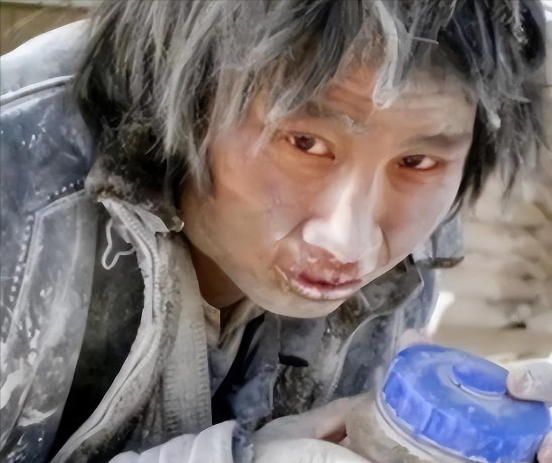 2007年，大学生崔松旺伪装成流浪汉，浑身散发恶臭，牙齿布满污垢，每天在垃圾桶旁