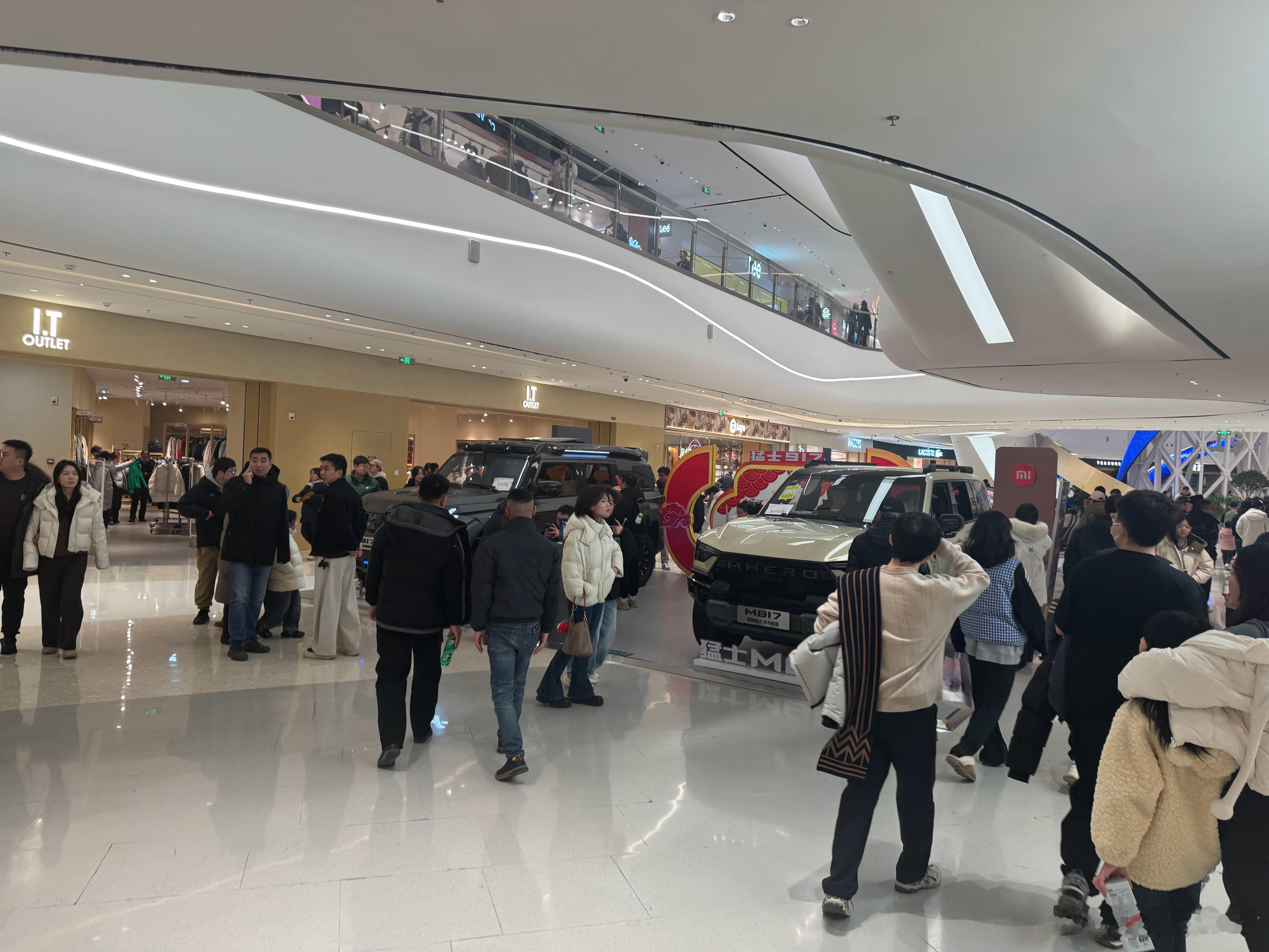 猛士被“围攻”了，看的人也太多了猛士m817我与汽车的日常