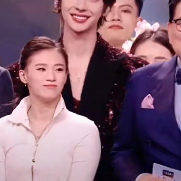 东方卫视跨年夜主持人尴尬了。娱乐明星哪点比得上体育明星？