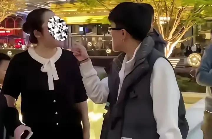 “上海遛狗掐脖子事件”后续来了：涉事者并非男子而是女子，该女子被行政拘留、罚款处