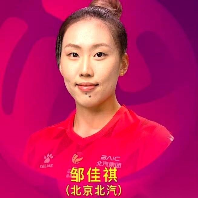 北京女排的战术，现在好像就剩一招了。二传手邹佳祺拿到球，看都不看队友跑位，手腕