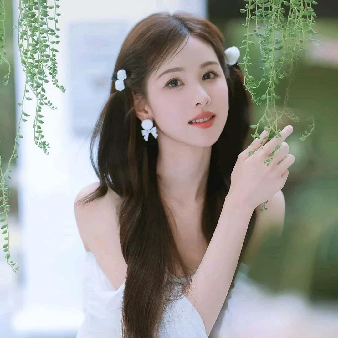 温柔甜美的少女，与绿植相伴，散发自然气息