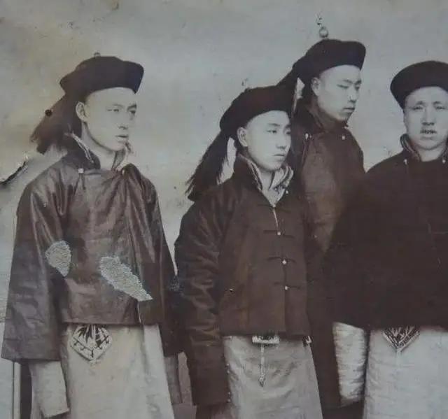 1912年2月，宣统退位。北京几十万旗人的钱粮停了。清廷养了他们268年，每月发
