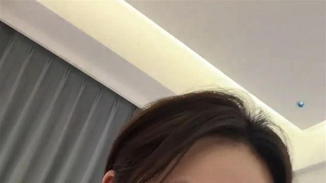 35岁张佳宁跳手势舞!穿红格子睡衣笑得好甜,皮肤紧致似少女