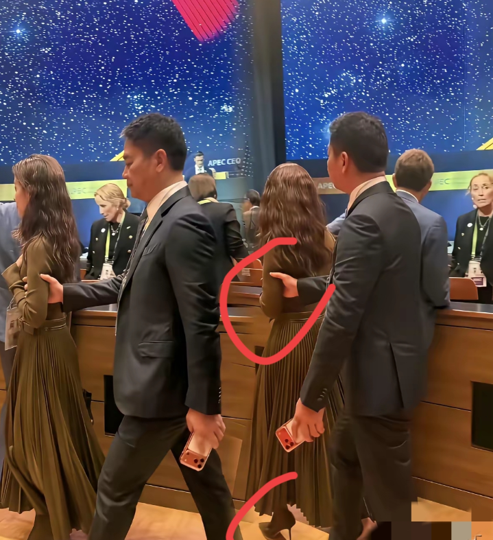 这狗粮我先干了！从入场到落座，刘强东全程把老婆护在身边。大佬的温柔，果然