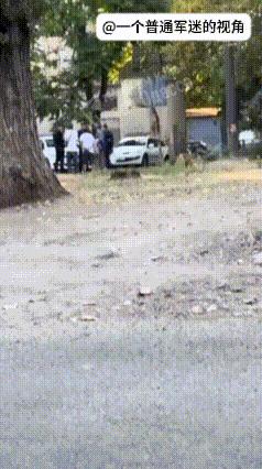 乌克兰民众拍摄到乌克兰警察在盘查父子三人一行时，一名乌克兰少年已经开始暗中操家伙