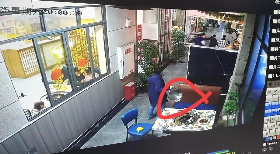 真是活久见啊！一桌人，吃完火锅不但不结账，还把火锅店的锅给顺走了！这家人也太过