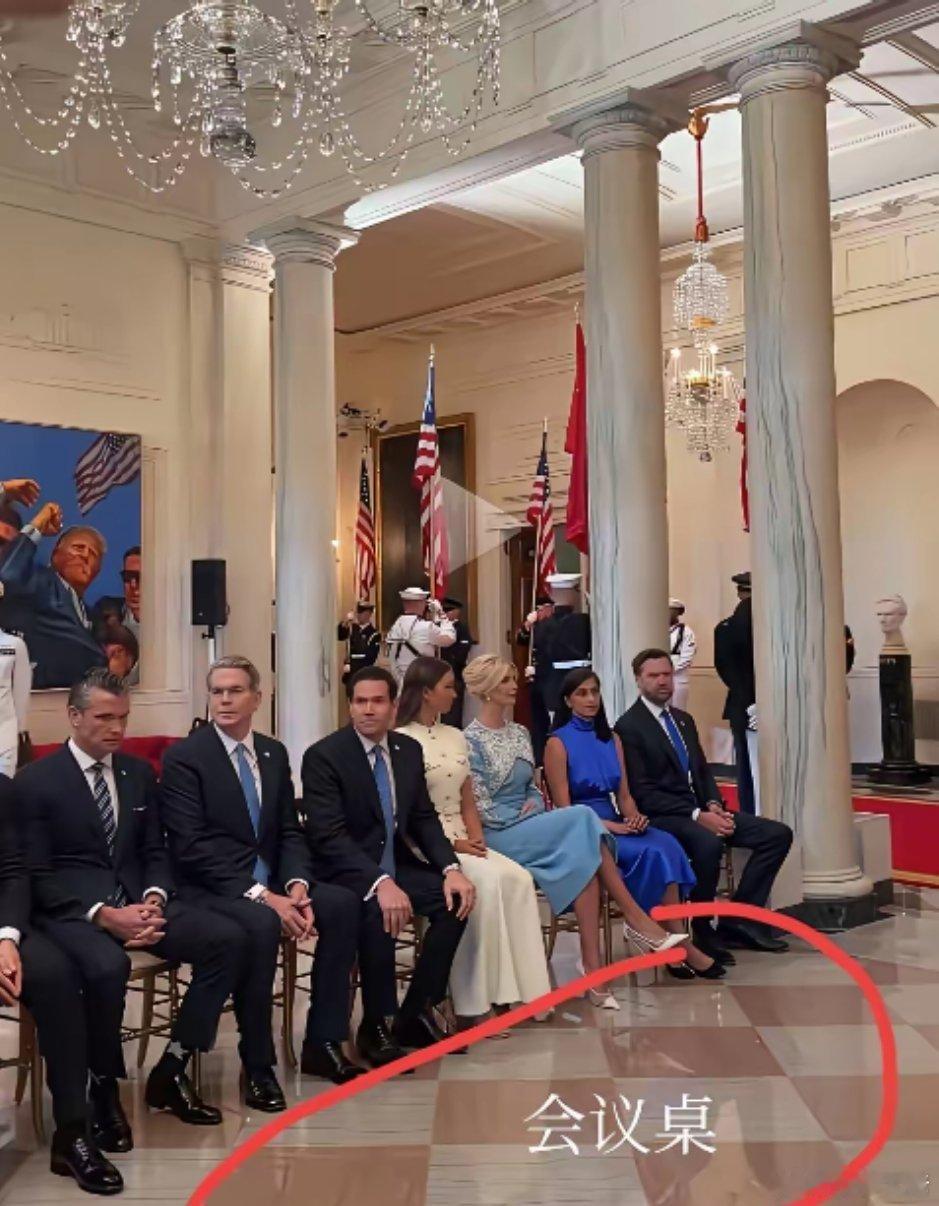 我终于知道他们为什么不放会议桌了，因为放会议桌的话有些小动作他们看不到！重要的一