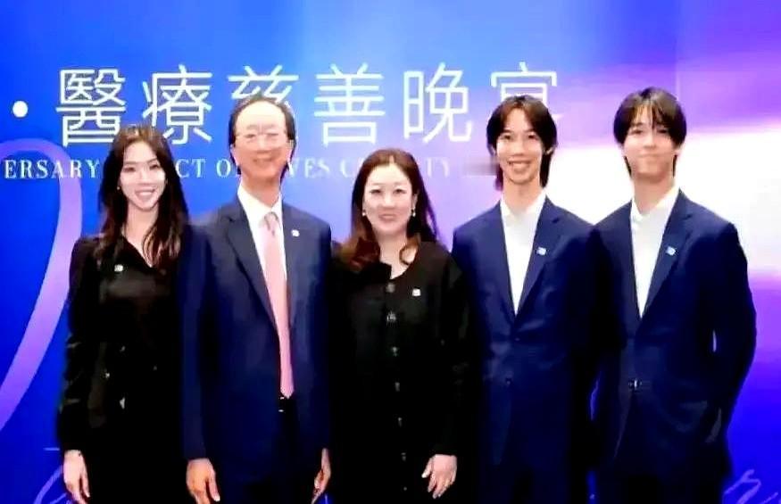 伏明霞一家五口同框照流出，网友一看全懵了：这三个孩子，怎么全长成了爸爸的样子？