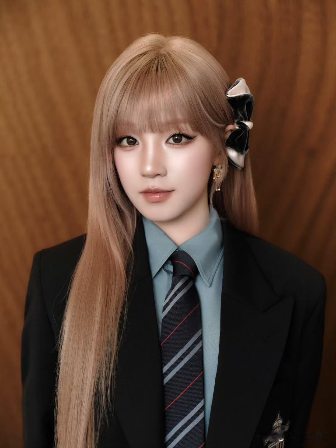 这姑娘打扮得真正式！