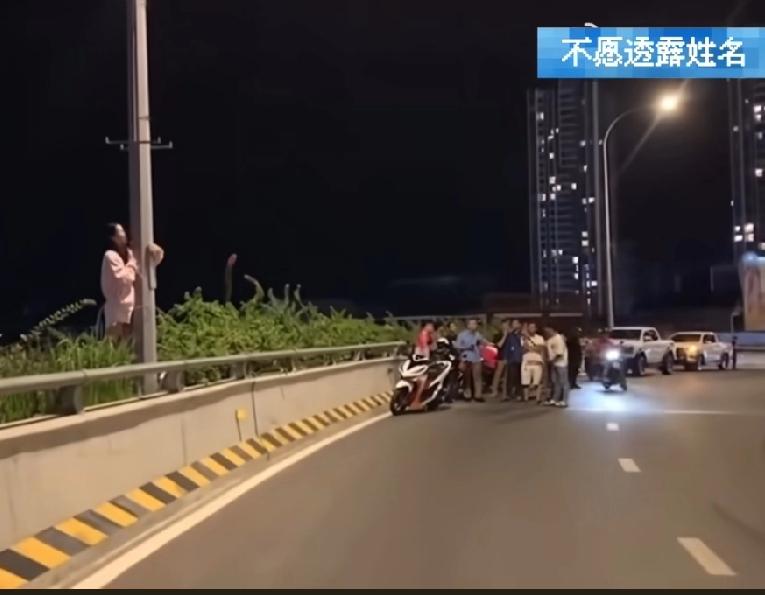 柬埔寨,一个中国妹子突然于深夜时分出现在高速公路边,衣着单薄、死死抱着路灯柱子不
