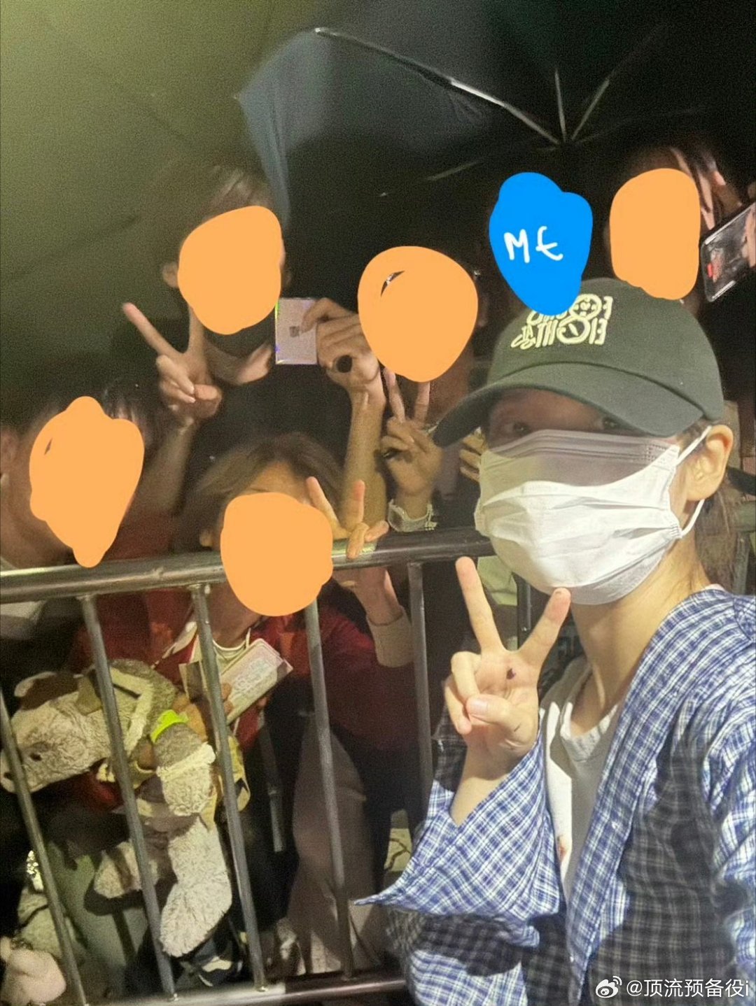IU不白来都不白来IU粉丝见面会彩排结束后特意为等候的爱娜签名合影，双向奔赴了