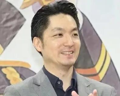 赖清德确实很鸡贼，为了拉选票，计划在2027年列支两千三百多亿，给台湾的民众每人