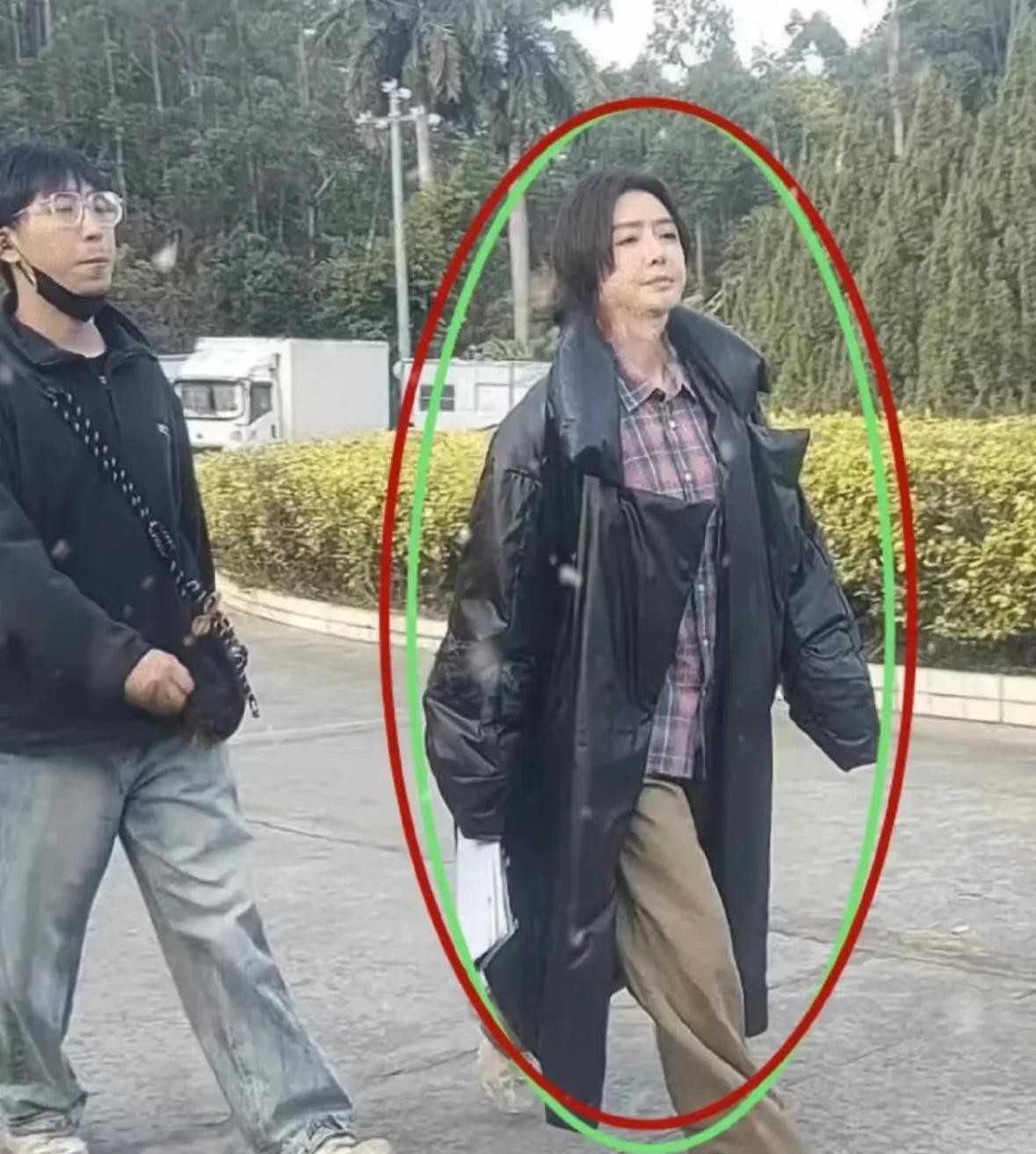 果然，再漂亮的女明星也扛不住路人随手抓拍的生图暴击啊！要我说秦岚这组照片拍得确实