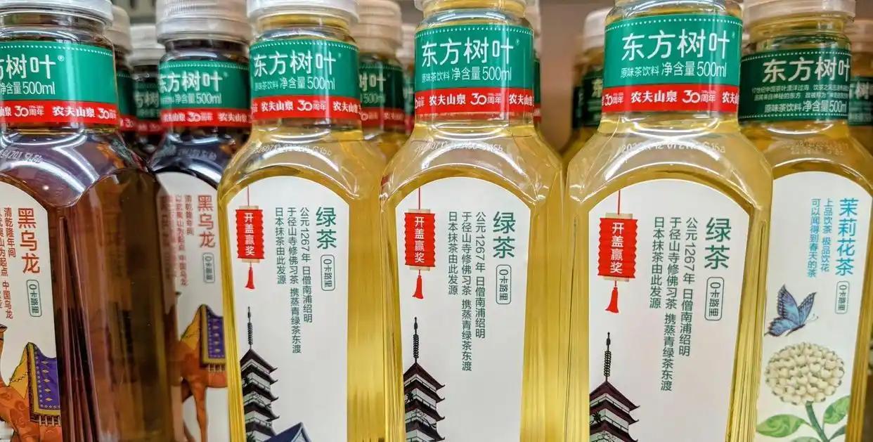 一名日本女孩在中国便利店购入一瓶东方树叶绿茶，无意间瞥了眼瓶身印着的历史介绍，居