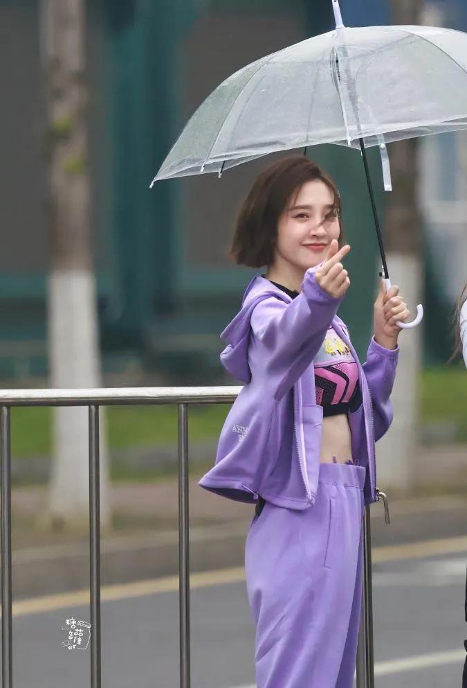 唐艺昕这组路透也太会了！香芋紫运动套装，休闲时髦又减龄，宝妈们直接抄作业👇清