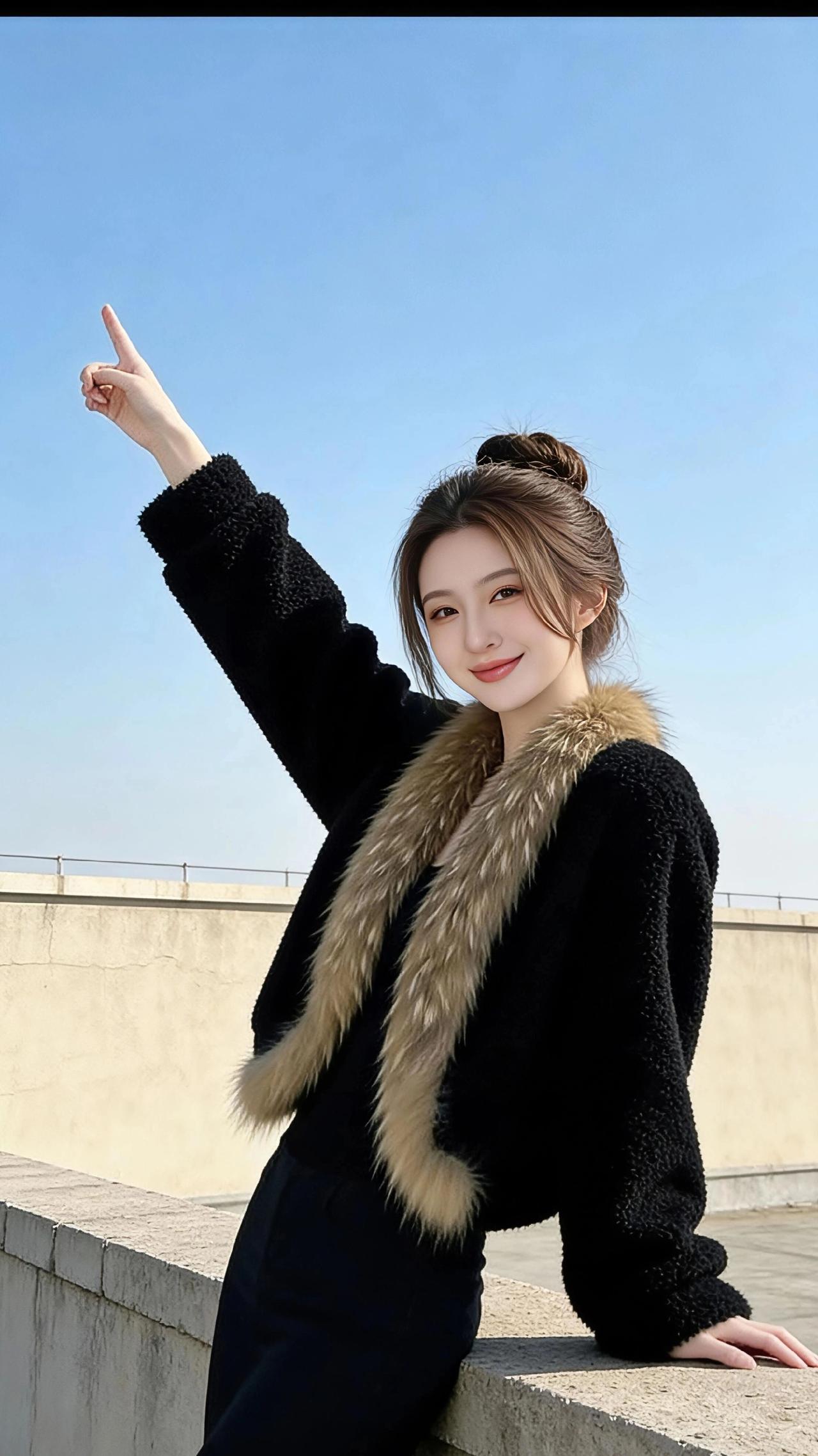 晴空下的绒光矮墙是城市里最温柔的取景框——天蓝得像被揉碎的水晶，风裹着日光