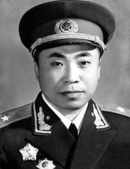 1942年，八路军神枪手遭叛徒出卖，被日军包围，只剩一颗子弹，这时，他很为难：是