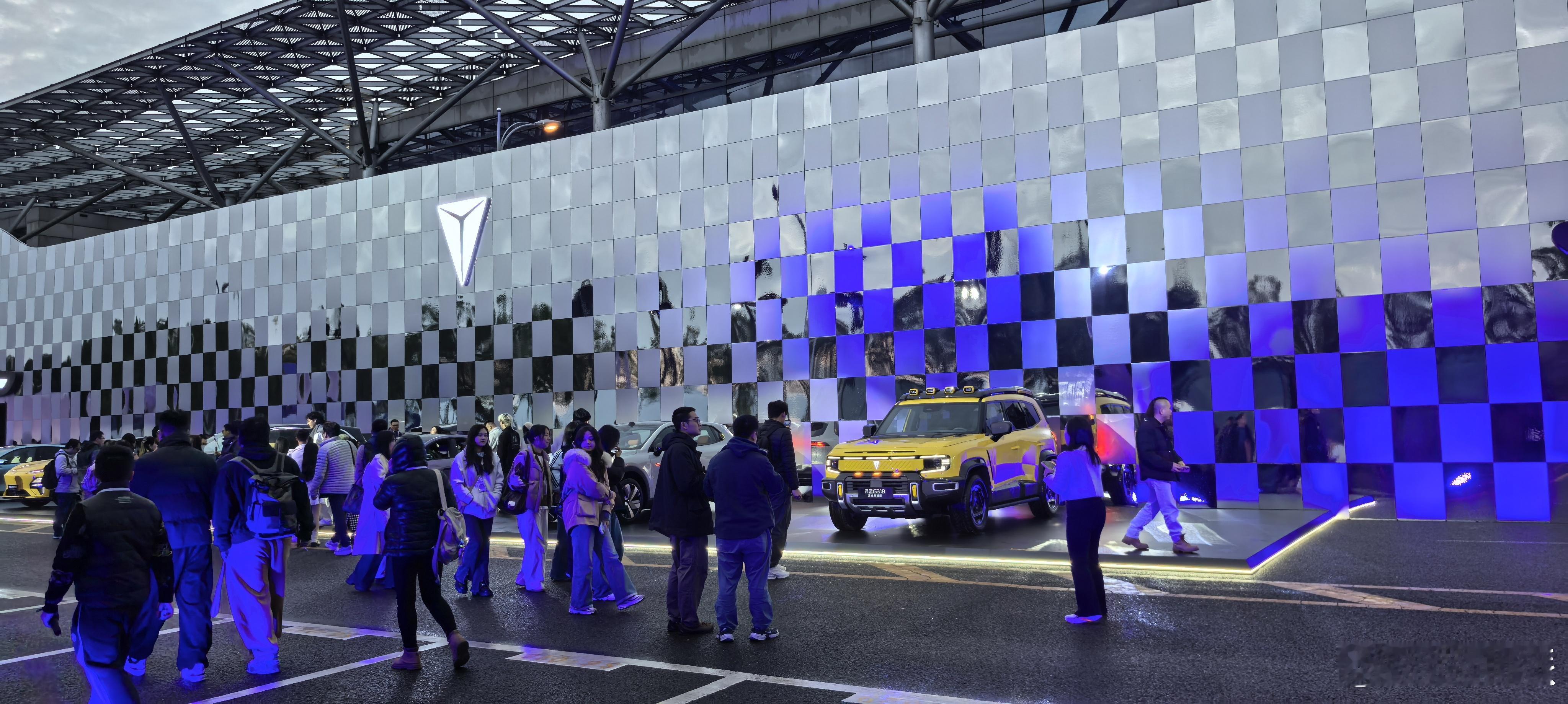 到深蓝L06发布会现场了，车很帅，而且够智能，一会儿发布会详细和大家分享，有没有