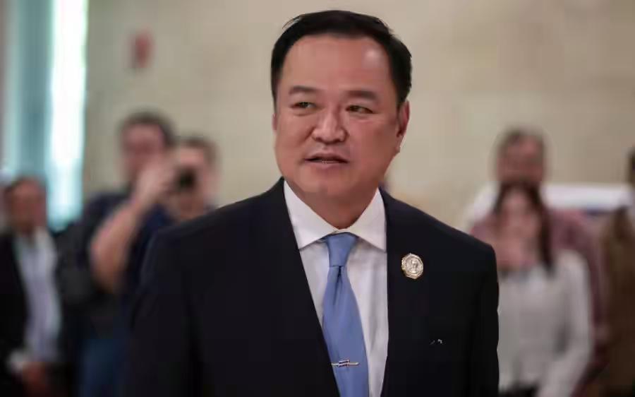 阿努廷挺聪明的，议会一散，成了看守政府，柬埔寨就是想谈，也找不到人啊！我认为阿努