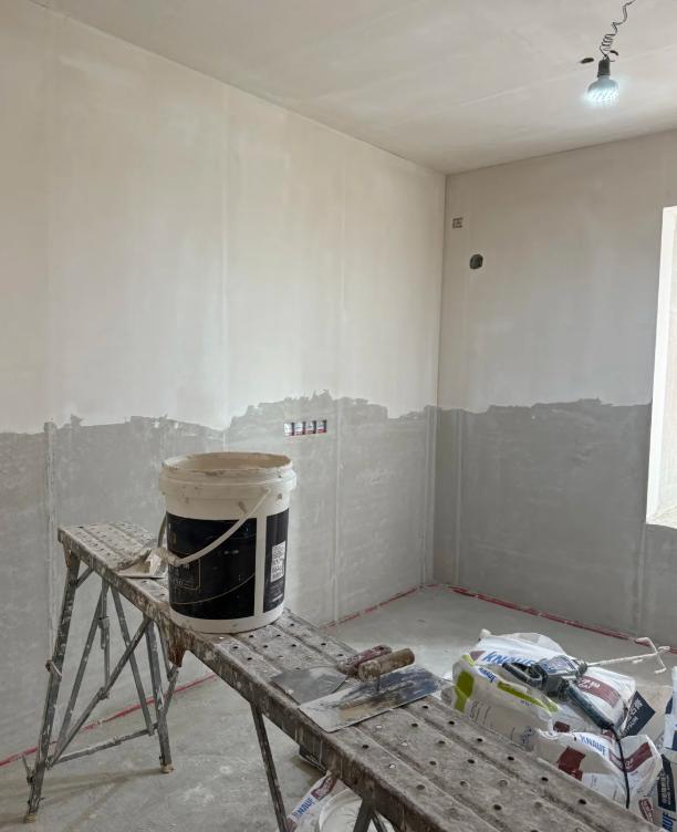 刚装完半年，墙面就开始起皮掉粉！找油漆工返工，他竟说：“你家墙体受潮，跟我没关系