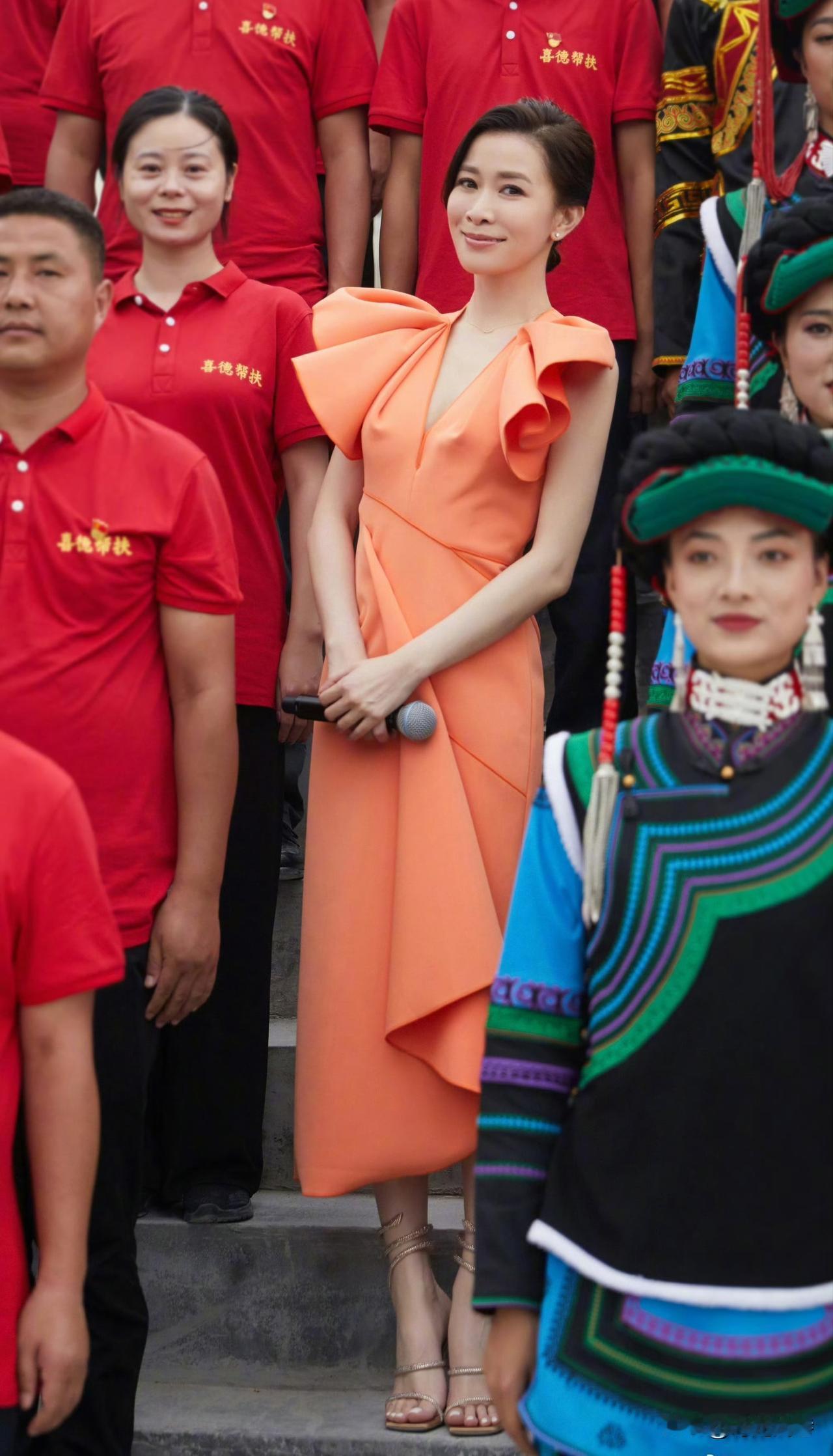 人群中的佘诗曼，笑容温暖和煦！亭亭玉立，仙姿佚貌！