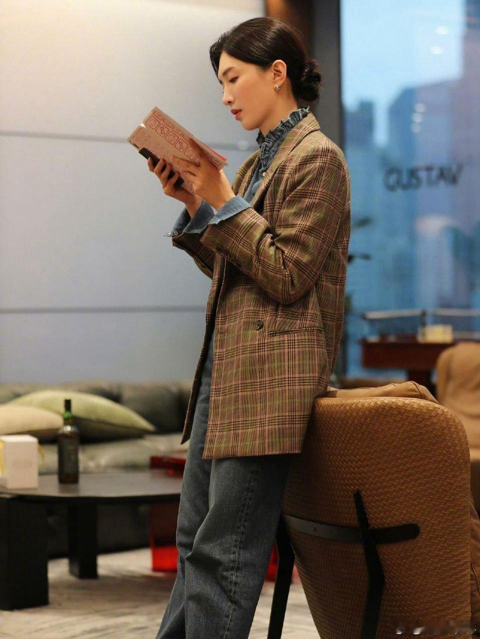 江疏影接住了她的中女时代夜色正浓里她的表演很有层次，把职场女性的挣扎与坚韧演活了