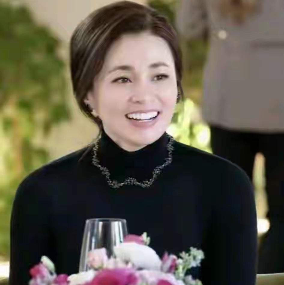 “红气养人”，稳居后位的苏提达，越来越典雅了！不愧是泰王室后宫的当家人，苏提达