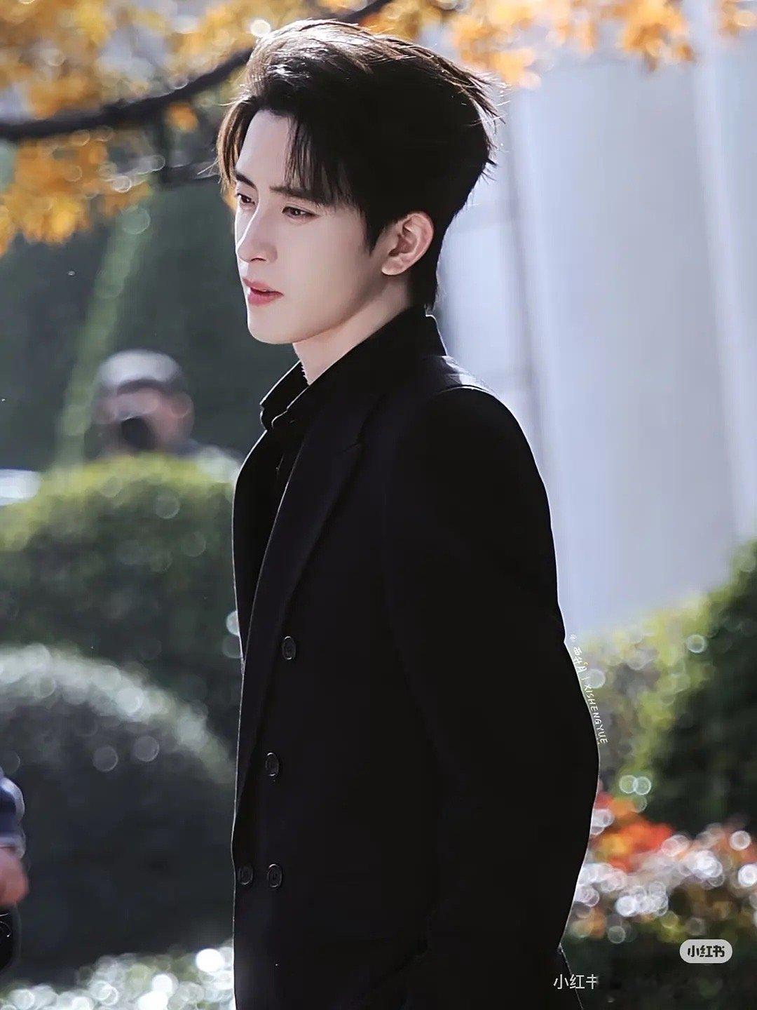 敖瑞鹏也太！！！帅！！！了！！！超清图来了，这个造型不错呀